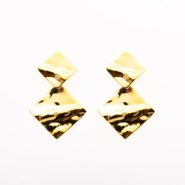 les Boucles d'oreilles pendantes or jaune 375/1000, motifs losanges froissés, by Stauffer