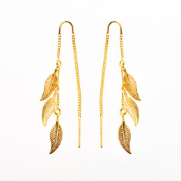 les Boucles d'oreilles pendantes, or jaune 375/1000, motifs plumes by Stauffer