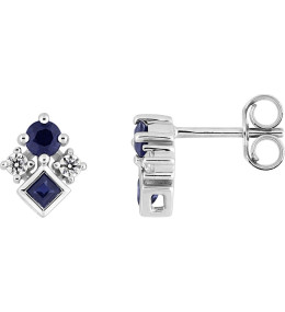 Les Boucles d'oreilles or gris 750/1000, saphirs bleus et oxydes de zirconium by Stauffer