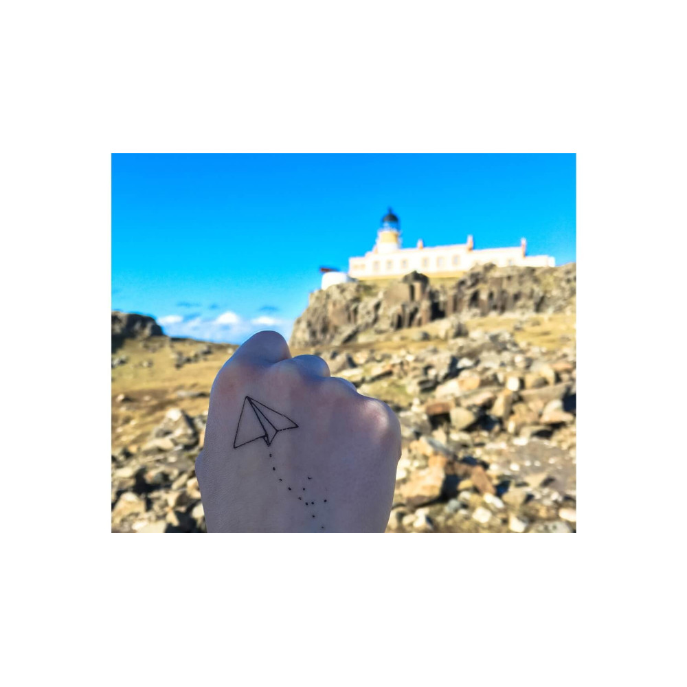 tattoo-lovely-sioou-un-petit-avion-en-papier-qui-prend-son-envol-lt02
