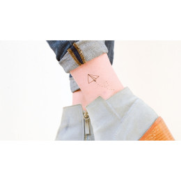 tattoo-lovely-sioou-un-petit-avion-en-papier-qui-prend-son-envol-lt02