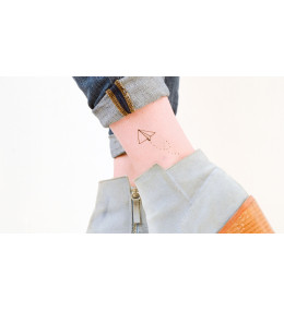 tattoo-lovely-sioou-un-petit-avion-en-papier-qui-prend-son-envol-lt02