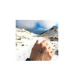 tattoo-lovely-sioou-un-petit-avion-en-papier-qui-prend-son-envol-lt02