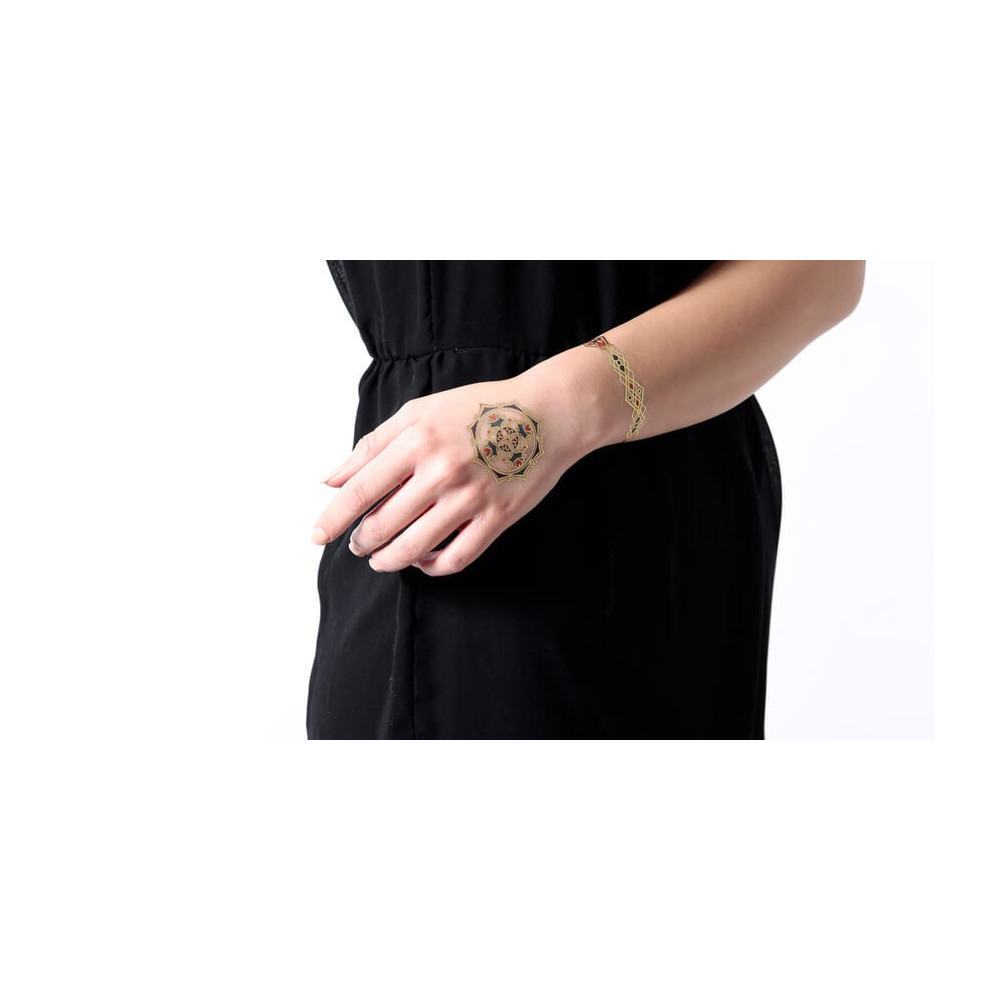 tattoo-lovely-sioou-un-elegant-bracelet-compose-de-losanges-dores-avec-des-pointes-d-emeraude-et-de-rubis-dvb01