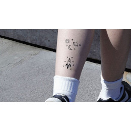 tattoo-lovely-sioou-un-petit-tattoo-ephemere-en-forme-de-fusee-pour-vous-faire-decouvrir-de-nouvelles-galaxies-dpz14