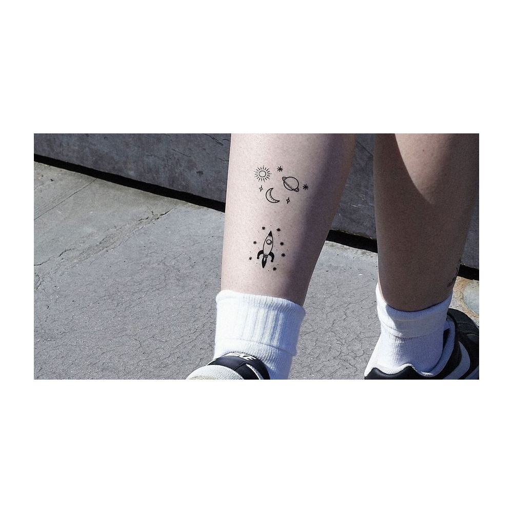 tattoo-lovely-sioou-un-petit-tattoo-ephemere-en-forme-de-fusee-pour-vous-faire-decouvrir-de-nouvelles-galaxies-dpz14