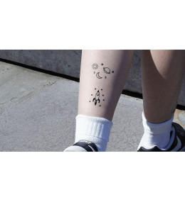 tattoo-lovely-sioou-un-petit-tattoo-ephemere-en-forme-de-fusee-pour-vous-faire-decouvrir-de-nouvelles-galaxies-dpz14