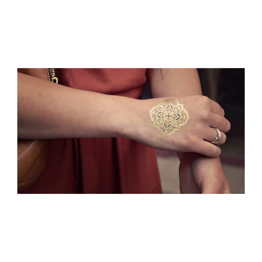 tattoo-lovely-sioou-un-mandala-dore-d-inspiration-mediterraneenne-avec-ses-fines-pointes-de-turquoise-et-de-rubis-dvc03