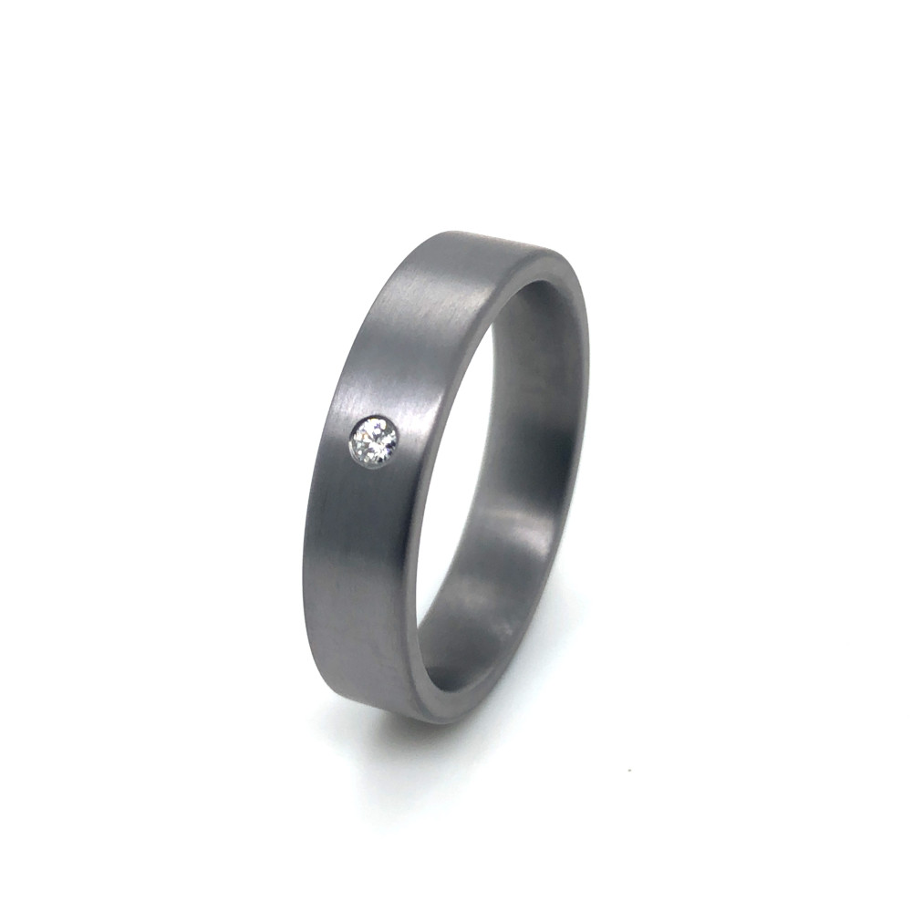 Alliance Tantale Pure Flat Gun + 1 diamant H/SI de 0,033 ct serti clos, largeur 5 mm