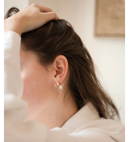 Les Boucles d'oreilles demi-créoles Pablo en acier PVD jaune, Malachite et oxydes de zirconium, ZAG bijoux, SEC15220-01GRN