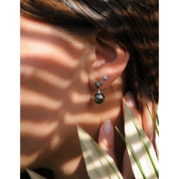 Les Boucles d'oreilles pendantes Flore argent 925/1000, perles de Tahiti et diamants IZA B, FEZ22E003HP