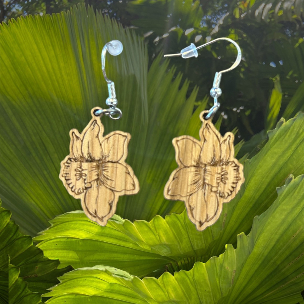 Boucles d'oreilles jonquilles en chêne et argent by Stauffer "bijou officiel de la fête des jonquilles de Gerardmer"