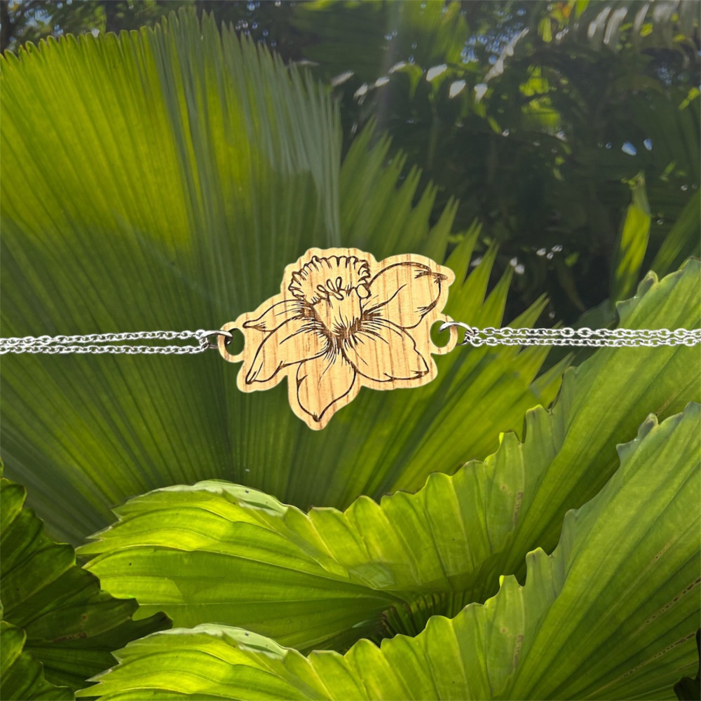 Bracelet jonquille en chêne gravé et acier by Stauffer "bijou officiel de la fête des jonquilles de Gerardmer"