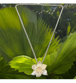 Le Collier femme jonquille GM argenté avec chaîne acier by Stauffer "bijou officiel de la fête des jonquilles de Gerardmer"