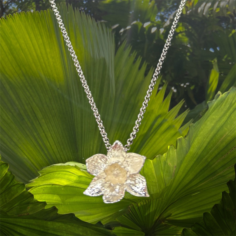 Collier femme jonquille GM argenté avec chaîne acier by Stauffer "bijou officiel de la fête des jonquilles de Gerardmer"