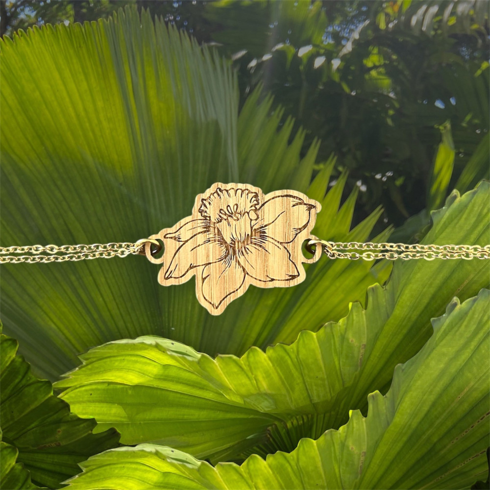 Bracelet jonquille en chêne gravé et acier doré by Stauffer "bijou officiel de la fête des jonquilles de Gerardmer"