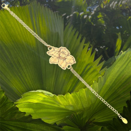 Le Bracelet jonquille en chêne gravé et acier doré by Stauffer "bijou officiel de la fête des jonquilles de Gerardmer"