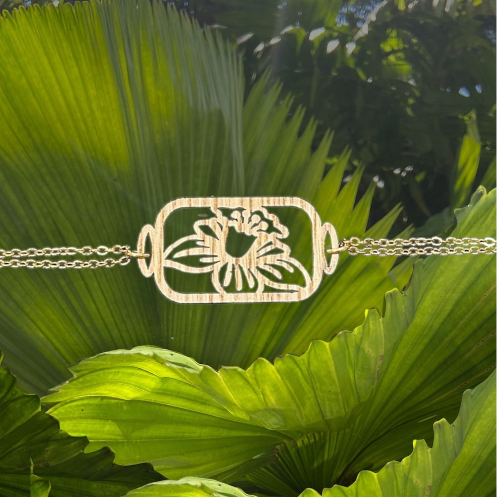Bracelet jonquille en chêne tour découpé et acier doré by Stauffer "bijou officiel de la fête des jonquilles de Gerardmer"
