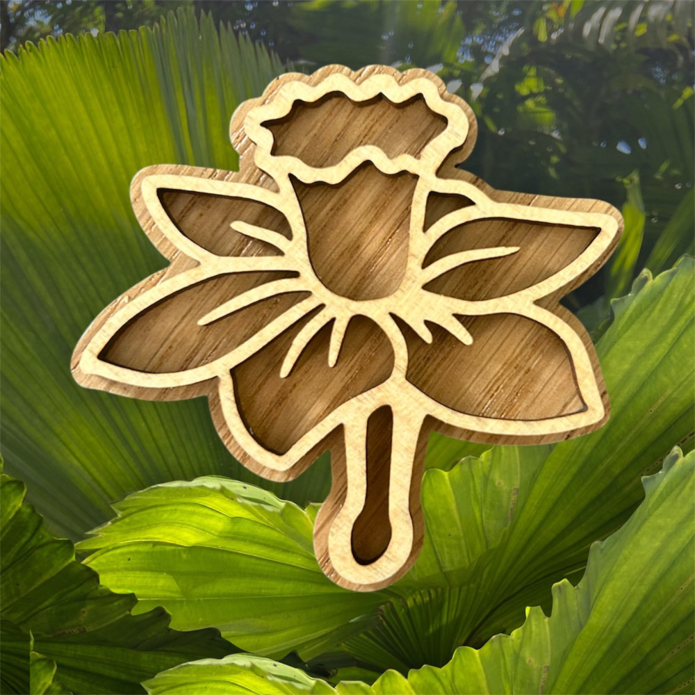 Broche jonquille tige chêne 3D by Stauffer "bijou officiel de la fête des jonquilles de Gerardmer"