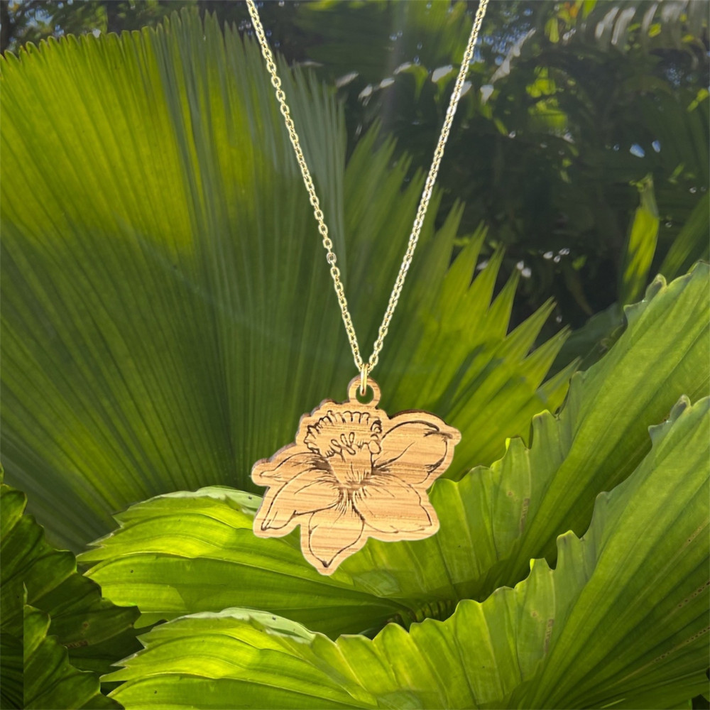 Collier jonquille en chêne gravé et acier doré by Stauffer "bijou officiel de la fête des jonquilles de Gerardmer"
