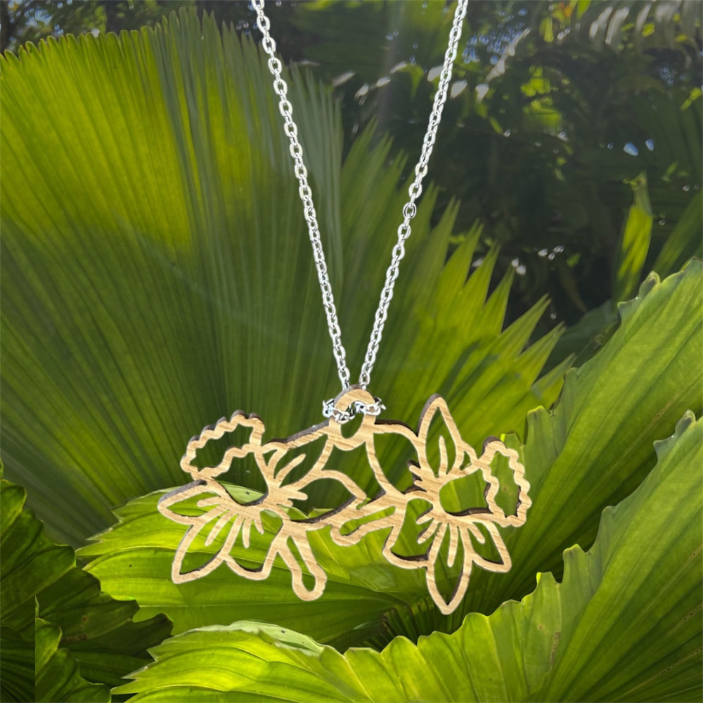 Collier 2 jonquilles en chêne découpé et acier by Stauffer "bijou officiel de la fête des jonquilles de Gerardmer"