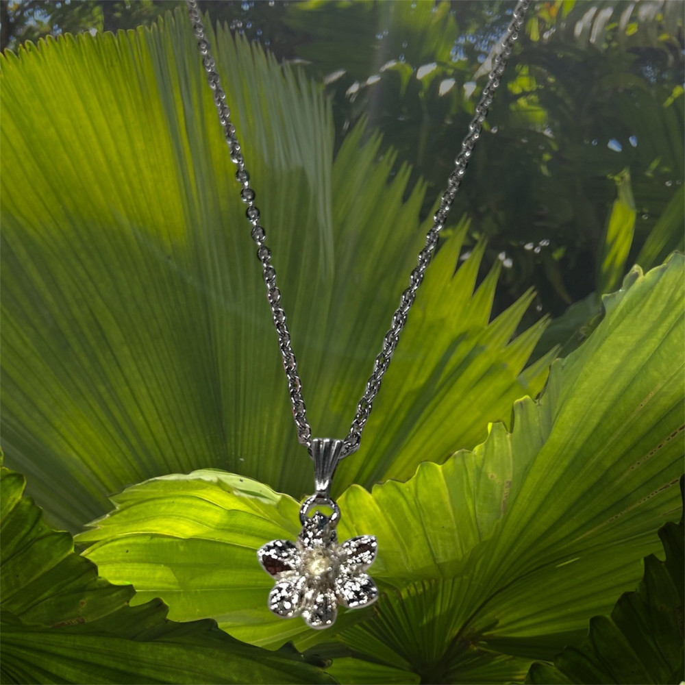 Collier femme jonquille PM argenté avec chaîne acier by Stauffer "bijou officiel de la fête des jonquilles de Gerardmer"