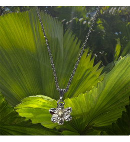 Collier femme jonquille PM argenté avec chaîne acier by Stauffer "bijou officiel de la fête des jonquilles de Gerardmer"
