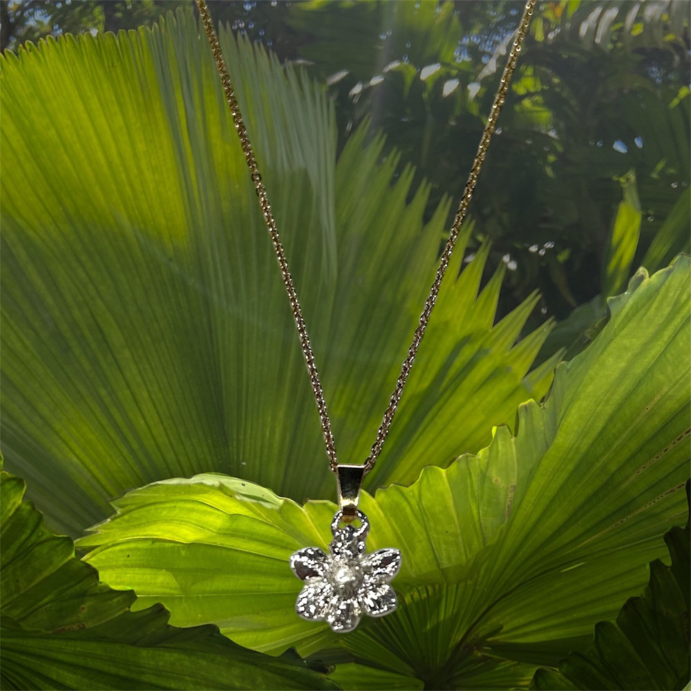 Collier femme jonquille PM argenté avec chaîne acier dorée by Stauffer "bijou officiel de la fête des jonquilles de Gerardmer"