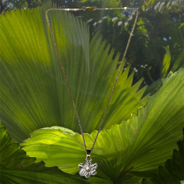Le Collier femme jonquille PM argenté avec chaîne acier dorée by Stauffer "bijou officiel de la fête des jonquilles de Gerardmer