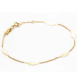 le Bracelet or jaune 375/1000, motifs plumes, by Stauffer