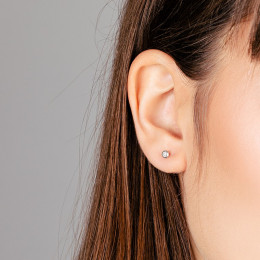 Boucles d'oreilles or gris 750/1000 et diamants 0,15 carat by Stauffer