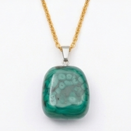 Collier pierre roulée malachite A 20/30 mm avec chaine forçat acier doré jaune