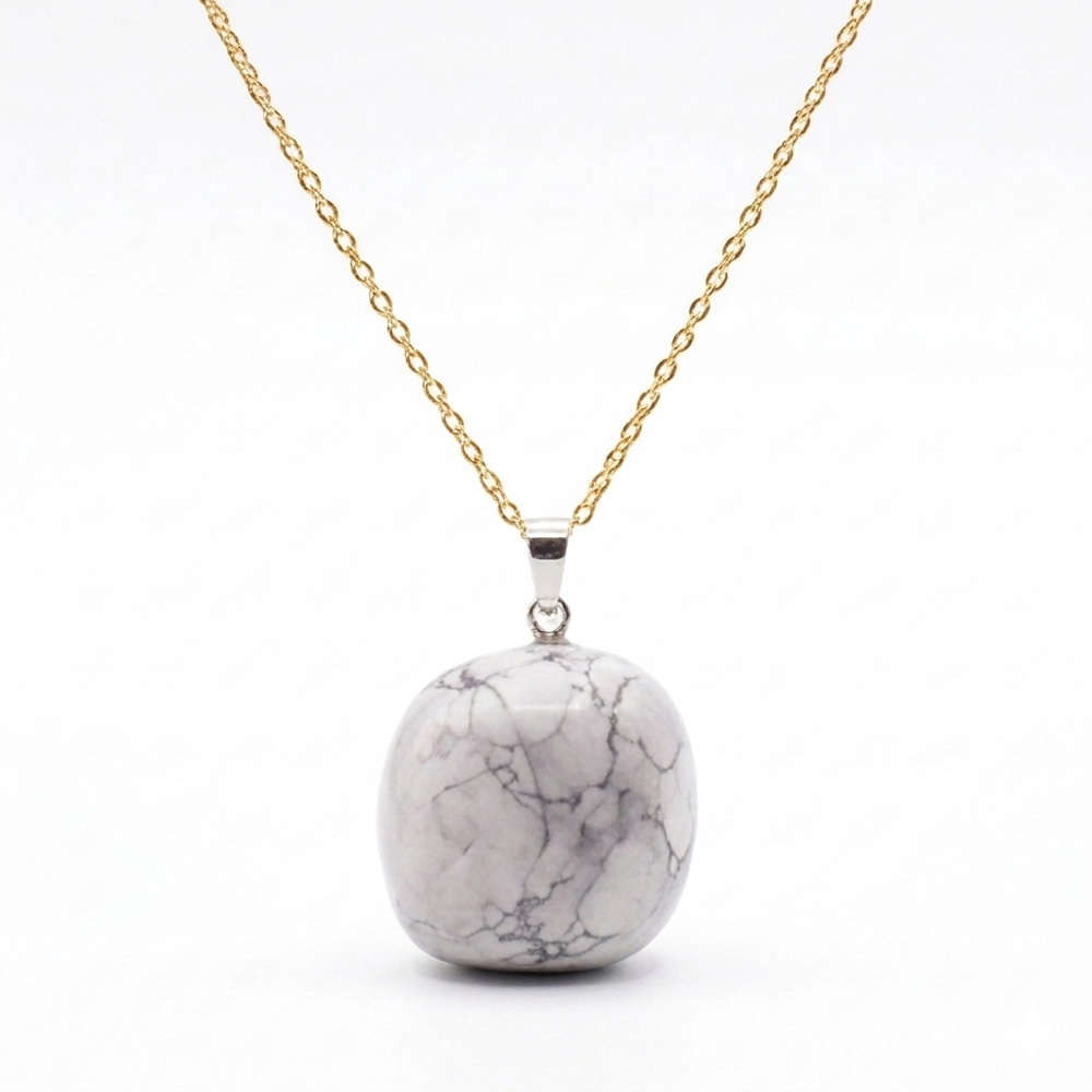 Collier pierre roulée howlite blanche A 20/30 mm avec chaine forçat acier doré jaune