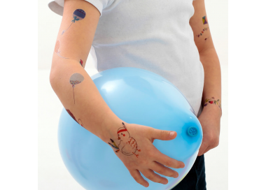 Tattoo LOVELY SIOOU Un joli ballon bleu ciel avec ses perles multicouleur, dessiné par Chloé Manceau. KC02