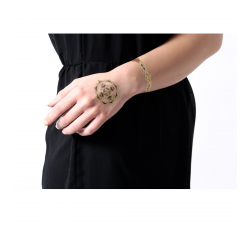 Tattoo LOVELY SIOOU Un élégant bracelet composé de losanges dorés avec des pointes d'émeraude et de rubis. DVB01