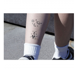 Tattoo LOVELY SIOOU Un petit tattoo éphémère en forme de fusée pour vous faire découvrir de nouvelles galaxies. DPZ14