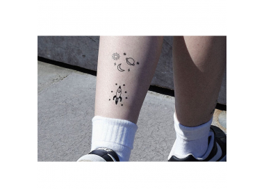 Tattoo LOVELY SIOOU Un petit tattoo éphémère en forme de fusée pour vous faire découvrir de nouvelles galaxies. DPZ14