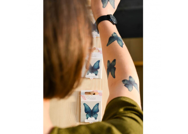 Tattoo LOVELY SIOOU Un délicat papillon bleu façon aquarelle dessiné par l'artiste lyonnaise Aurélie Richard. DVC07