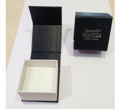 Bague or gris 750/1000, émeraude et diamants by Stauffer