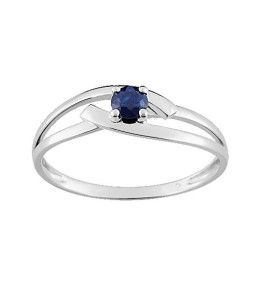 Bague or gris 375/1000, saphir bleu taille brillant by Stauffer