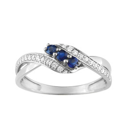 La Bague or gris 375/1000, saphir bleu et oxydes de zirconium by Stauffer