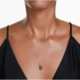 Le Collier pendentif Swarovski, Swan Cygne, Petit, Noir, Placage de ton or rosé, 5678046
