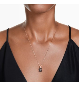 Le Collier pendentif Swarovski, Swan Cygne, Petit, Noir, Placage de ton or rosé, 5678046