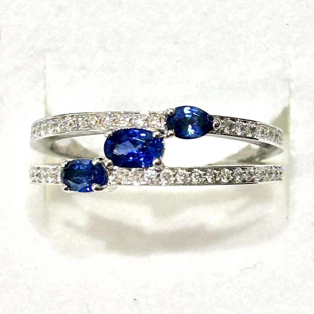 La Bague or gris 750/1000, 3 saphirs bleus accompagné de diamants, by Stauffer