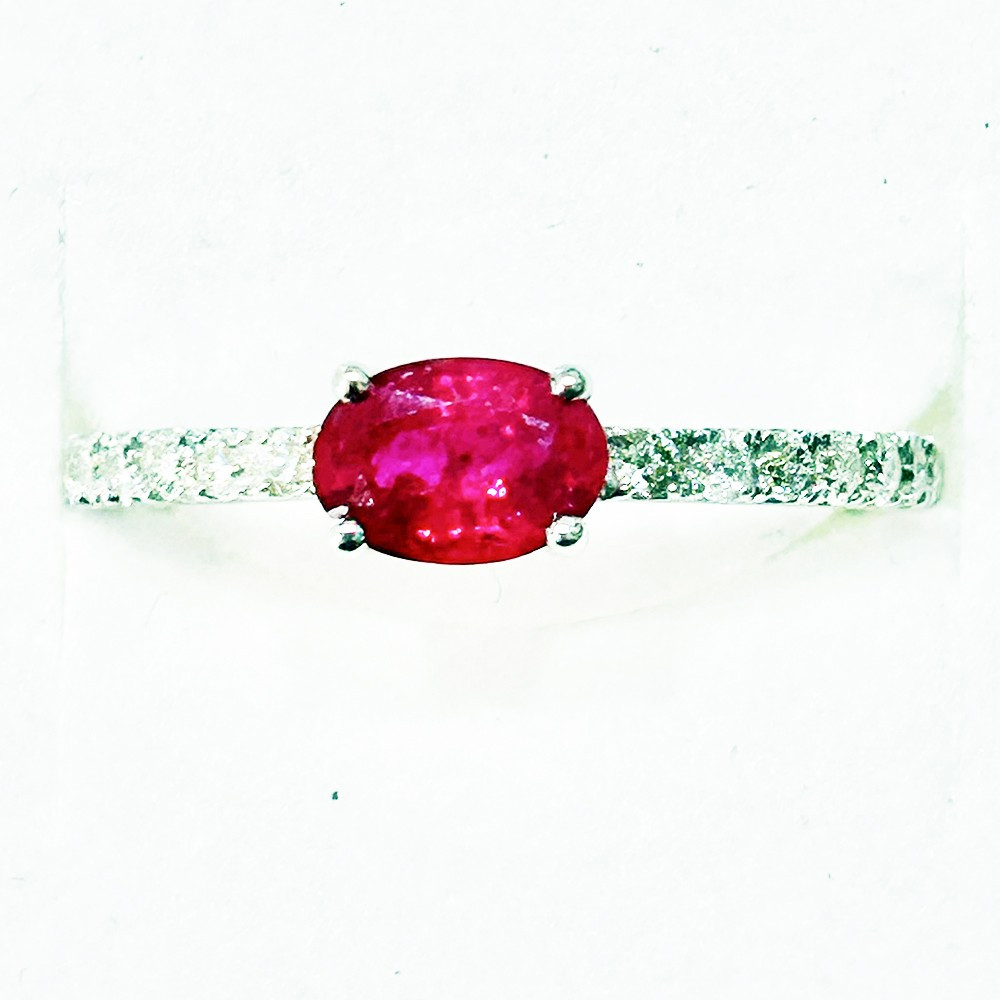 La Bague or gris 750/1000, rubis accompagné de diamants, by Stauffer