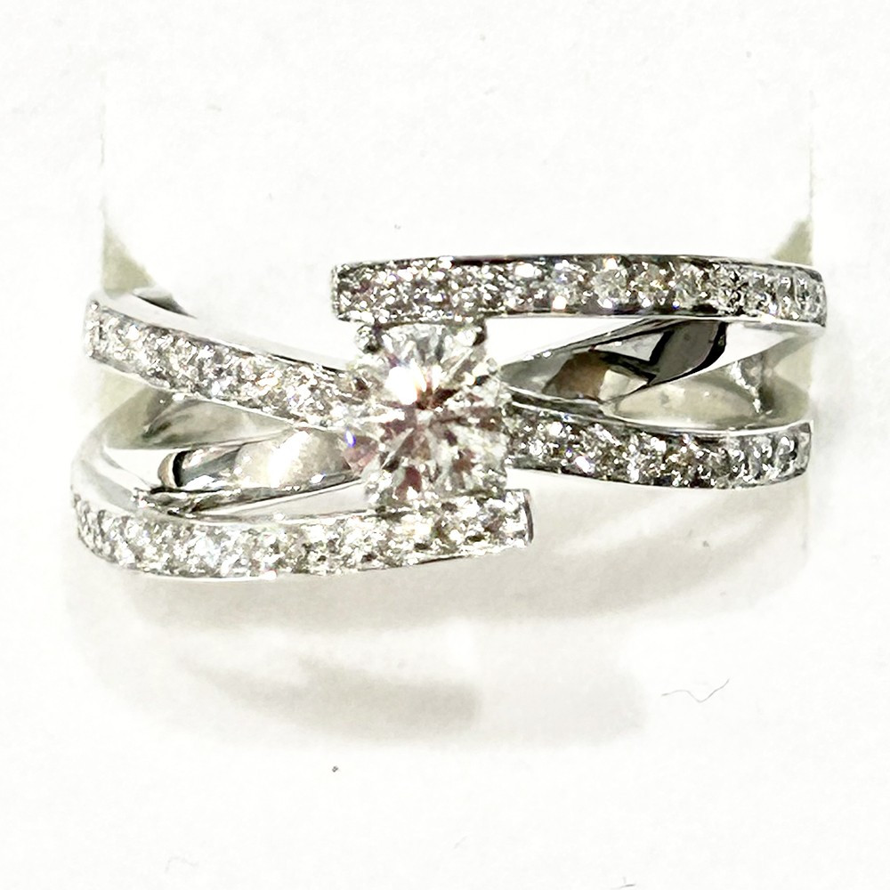 La Bague or gris 750/1000, diamant central 0,40 carat et accompagné de diamants by Stauffer