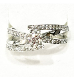 La Bague or gris 750/1000, diamant central 0,40 carat et accompagné de diamants by Stauffer