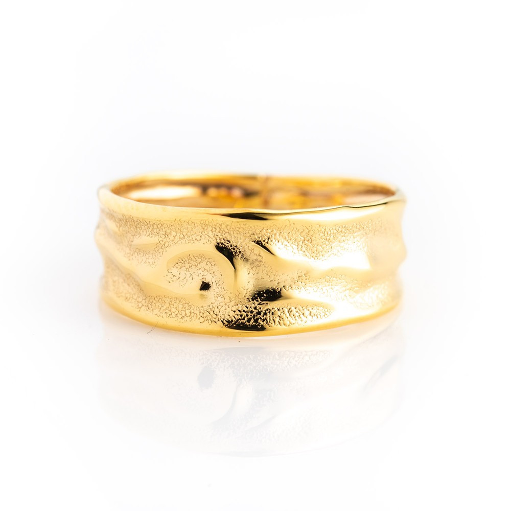 la Bague or jaune 375/1000 , froissée, largeur 7 mm, by Stauffer