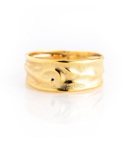 la Bague or jaune 375/1000 , froissée, largeur 7 mm, by Stauffer