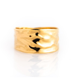 la Bague or jaune 375/1000 , froissée, largeur 11 mm, by Stauffer